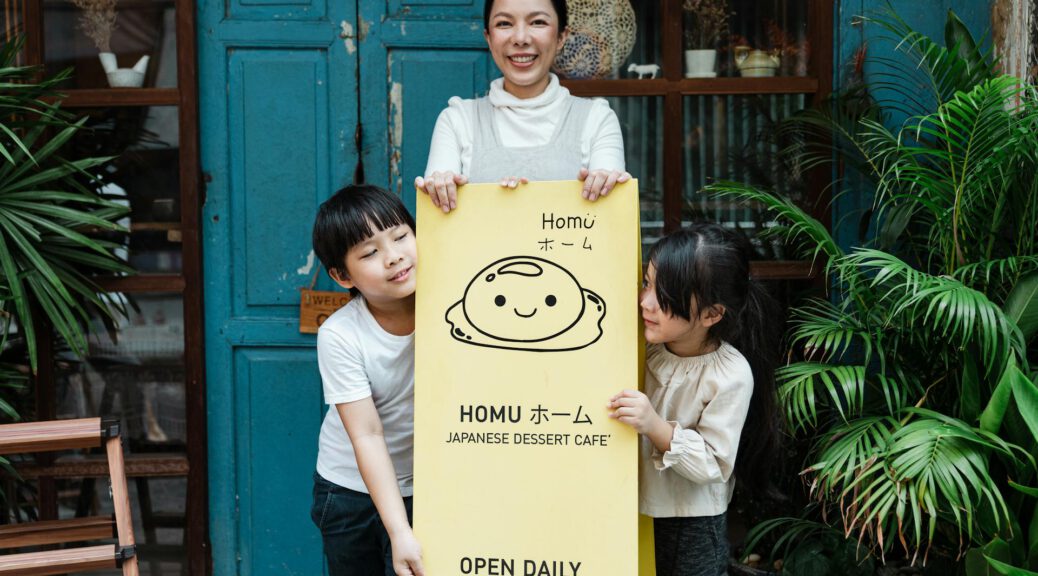 Mažos įmonės savininkas susirūpinęs žvelgia į krentančius pardavimų grafikus kompiuterio ekrane.